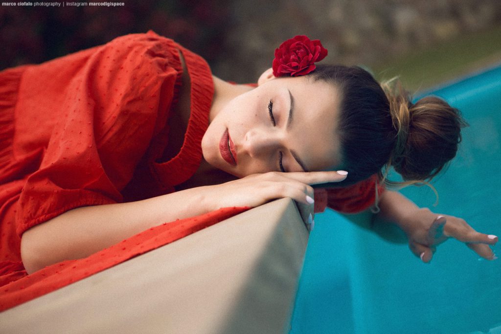 Arianna Red Dress - servizio fotografico a bordo piscina